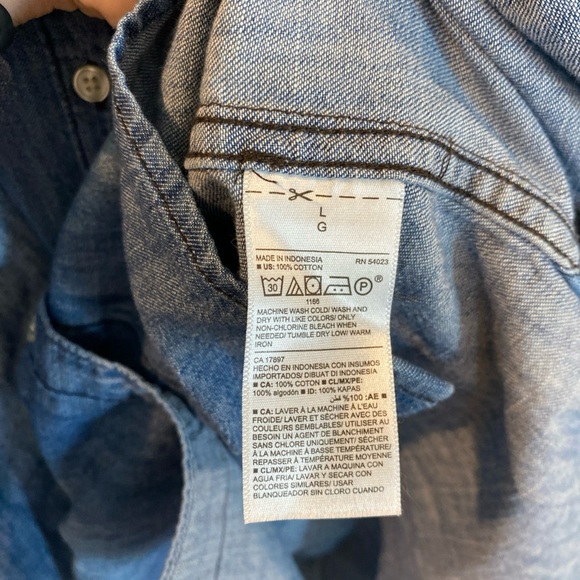 Old Navy The Classic Shirt Chambray Button Down Top Womens Large Preppy - Picture 4 of 5